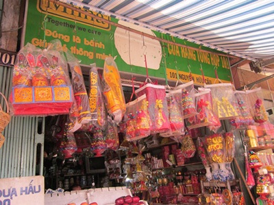 Nhiều mẫu mã, chủng loại từ đồ thờ, quần áo cúng ông Công, ông Táo.