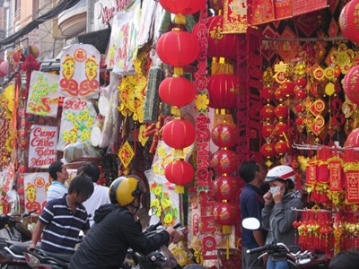 Đông đúc người mua đồ cúng ông Công, ông Táo.