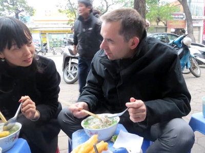 Đại sứ Pháp "xì xụp" phở vỉa hè Hà Nội - 1 Đại sứ Jean Noel Poirier vừa điểm tâm vừa trò chuyện với thực khách tại quán