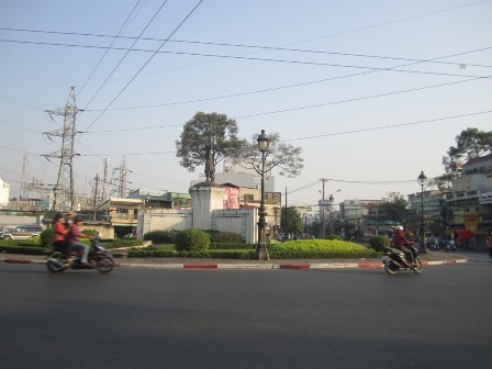 Vòng xoay Cây Gõ xe cộ qua lại thưa thớt