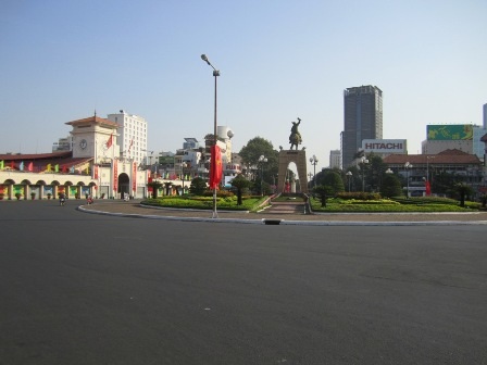 Khu vực chợ Bến Thành như còn đang chìm trong giấc ngủ sớm mai