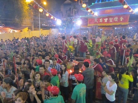 Sân chùa chật kín người hành hương, khói nhang nghi ngút