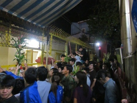 Xếp hàng dài để chờ được phát bông và lộc