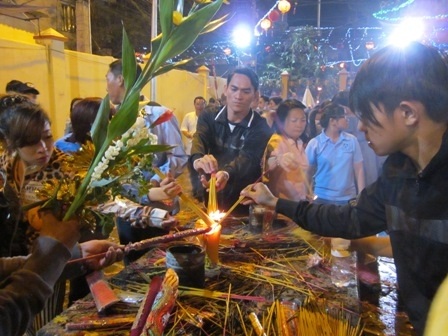 Các bạn trẻ cũng tranh thủ đốt nhang vào lễ Bà.