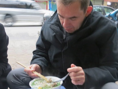 Đại sứ Pháp "xì xụp" phở vỉa hè Hà Nội - 3 Tay cầm đũa, tay cầm thìa đúng kiểu người sành ăn phở