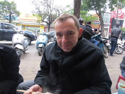 Đại sứ Pháp "xì xụp" phở vỉa hè Hà Nội - 2 Đại sứ Jean Noel Poirier ngồi chờ đến lượt mình được phục vụ