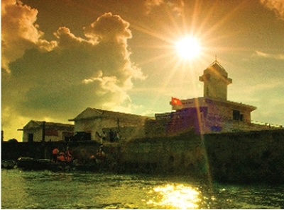 Đèn biển trên đảo đá Tây.Ảnh: Hoàng Chí Hùng