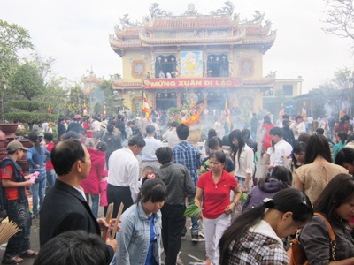 Ngay từ sáng sớm, rất đông khách hành hương đi chùa để cầu may cho năm mới.