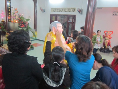 Sờ tượng phật để mong được thông minh, sáng suốt và sức khỏe.