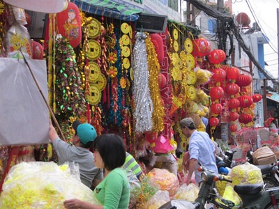 Nhiều cửa hàng bày bán tấp nập trước ngày ông Công, ông Táo về trời