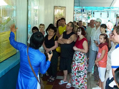 Trưng bày bản đồ cổ khẳng định chủ quyền đối với Hoàng Sa, Trường Sa - 1 Xem bản đồ tư liệu về Hoàng Sa và Trường Sa tại khu tham quan - Viện Hải dương học TP Nha Trang