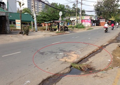 Hiện trường nơi nạn nhân ngã xe, đập đầu xuống đường.