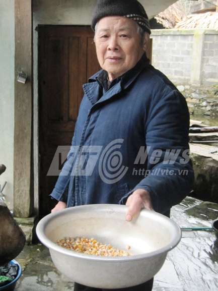 Bí ẩn ‘cá thần’ trăm tuổi, nuôi làm thịt ở Hà Giang - 2 Ông Nguyễn Văn Giằng đem ngô ra nhử cá
