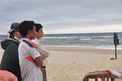 Thân nhân học sinh còn lại vẫn đang ngong ngóng tin mò tìm thi thể con em mình.