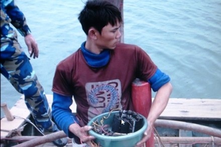 Truy kích nhóm ngư tặc đánh cá tận diệt, tấn công cảnh sát - 1 Truy kích nhóm ngư tặc đánh cá tận diệt, tấn công cảnh sát