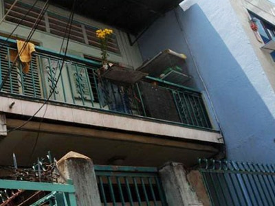 Lan can căn nhà nơi 2 đứa trẻ bị trói, dọa đốt.