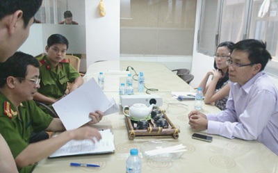 Các Điều tra viên đang lấy lời khai của đối tượng