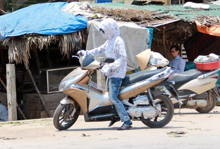 Nắng nóng miền Trung dịu dần - 1 Người dân miền Trung vừa trải qua đợt nắng nóng khó chịu đầu mùa (ảnh: Hà Phương).