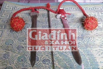 Bí mật chưa từng biết về hội “rạch lưỡi, tắm dầu sôi” kỳ dị ở miền Tây - 2 Những công cụ phục vụ cho việc “hành xác”.
