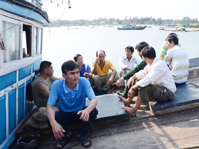 Tàu cá vừa bị Trung Quốc bắn nhổ neo ra Hoàng Sa - 1 Thuyền trưởng Bùi Văn Long cùng các ngư dân chuẩn bị ra Hoàng Sa. Ảnh: Hà Anh.