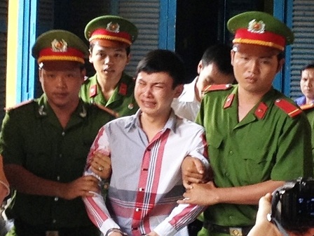 Đông khóc ngất khi bị tuyên y án tử hình.