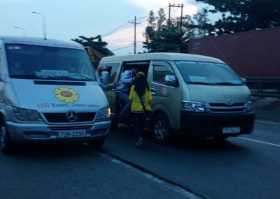 Nhiều xe dù tranh dành, lôi kéo rước khách giữa đường.