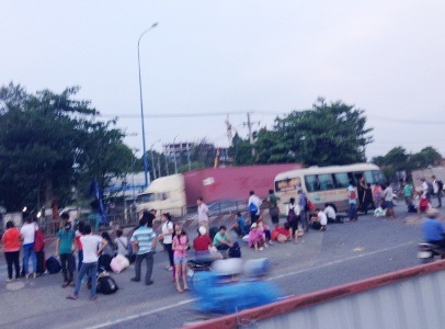 Nhiều xe dù tranh dành, lôi kéo rước khách giữa đường.