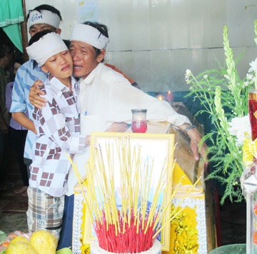 Chết để con được học! - 1 Anh Đinh Hoài Bảo, chồng chị Nhân, cùng các con đau xót trước cái chết của chị. Ảnh: TRẦN VŨ