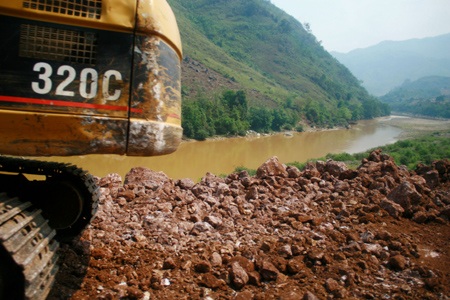 Lấp sông Nậm Na để mở đường - sự tàn độc vô biên! - 2 Chúng tôi đã “phục kích” chụp được bức ảnh này, chiếc xe BKS 90T 6080 đang lấp sông Nậm Na.