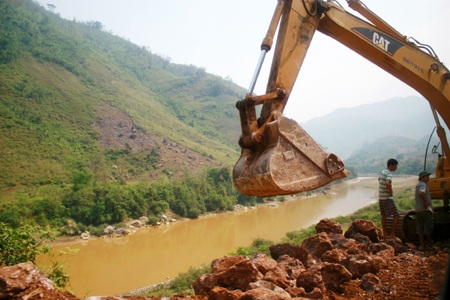 Lấp sông Nậm Na để mở đường - sự tàn độc vô biên! - 14 Máy móc lớn ầm ầm đổ đất đá, san ủi “lấy mặt bằng” từ vách đá, bờ sông và chính lòng sông Nậm Na!
