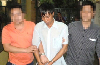 Sát hại dã mạn bạn gái sau 10 năm yêu đương - 1 Lê Diên Hải (giữa) lúc bị di lý từ Hòa Bình về CQĐT