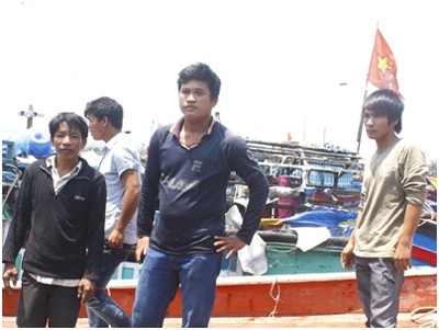 Thủ đoạn mới của tàu tuần tra Trung Quốc - 3 Chủ tàu Bùi Văn Phải (giữa).