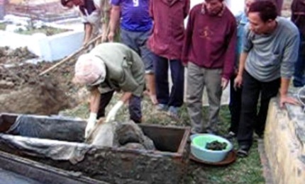 Bí mật cuối cùng trên di cốt trùm giang hồ Khánh "trắng" - 1 Những lần bốc mộ ở pháp trường luôn ám ảnh trong tâm trí của vua phu mộ (ảnh minh họa).