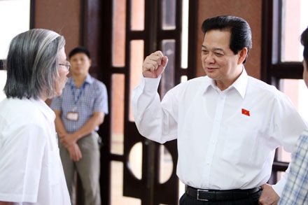 Vấn đề tên nước vẫn được tranh luận sôi nổi tại Quốc hội - 2 Thủ tướng Nguyễn Tấn Dũng và câu chuyện bên lề mang về từ Đối thoại Shangri La (ảnh: Việt Hưng).