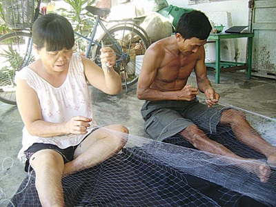 Vợ chồng anh Lương Thành Tân và chị Lê Thị Thu luôn bên nhau