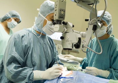 Một ca phẫu thuật ghép giác mạc