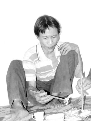 “Người rừng” muốn về lại rừng - 2 Hồ Văn Lang tuy đã cầm đũa gắp thức ăn nhưng vẫn nhớ rừng.
