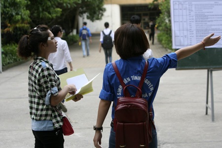 Trước giờ bước vào phòng thi.