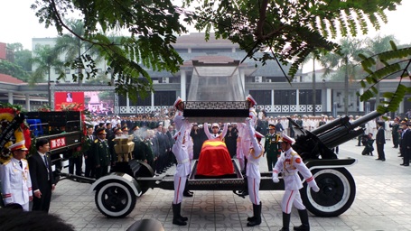 Quá trình rước linh cữu Đại tướng lên linh xa (ảnh: Quang Phong).