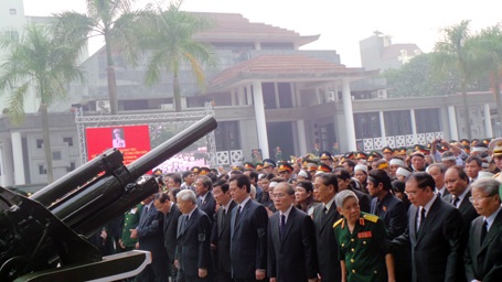 Quá trình rước linh cữu Đại tướng lên linh xa (ảnh: Quang Phong).