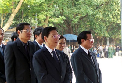 Giáo sư Vũ Khiêu cũng các đại diện dòng họ Vũ - Võ vào viếng Đại tướng (ảnh: Quang Phong)