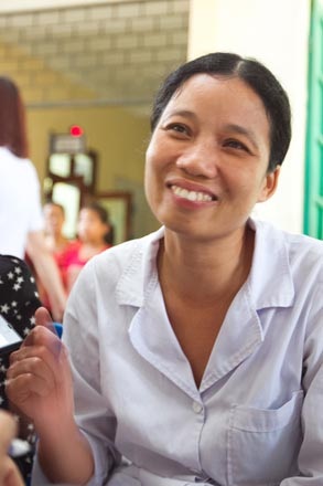 Vụ "nhân bản" xét nghiệm: Chị Oanh “Hoài Đức” và nỗi đau hậu tố cáo - 2 ...và nụ cười trong ngày 3 đồng nghiệp nhận giấy khen của Sở Y tế.