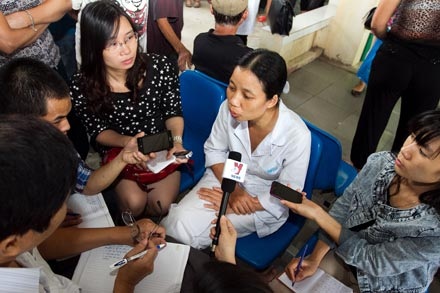 Vụ "nhân bản" xét nghiệm: Chị Oanh “Hoài Đức” và nỗi đau hậu tố cáo - 3 ...và nụ cười trong ngày 3 đồng nghiệp nhận giấy khen của Sở Y tế.