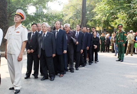 Đoàn đại biểu TƯ Hội Khuyến học Việt Nam có mặt tại khu vực nhà Tang lễ Quốc gia.