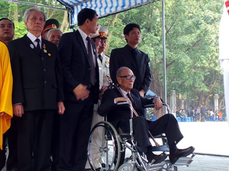 Giáo sư Vũ Khiêu cũng các đại diện dòng họ Vũ - Võ vào viếng Đại tướng (ảnh: Quang Phong)