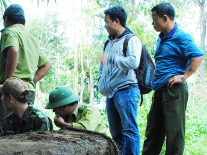 Khởi tố, bắt giam kiểm lâm bắn người - 2 Nguyễn Văn Hào, Đội phó Đội Kiểm lâm cơ động số 2 (bên phải) trong một lần truy bắt lâm tặc