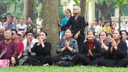 Toàn cảnh Quốc tang Đại tướng Võ Nguyên Giáp - 7 Người dân vái vọng Đại tướng qua màn hình truyền hình trực tiếp lễ viếng trong khán phòng.