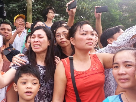 Nước mắt trên những gương mặt trẻ (ảnh: Quốc Cường).