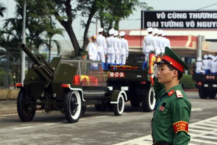 Lực lượng cảnh vệ nghiêm trang đón linh xa tiến vào sân bay Nội Bài (ảnh: Việt Hưng).