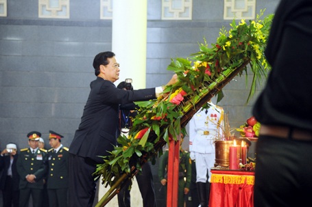 Thủ tướng Nguyễn Tấn Dũng dâng hương tại bàn thờ trước linh cữu Đại tướng.